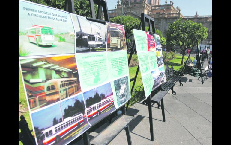 Choferes del Sistecozome exhibieron carteles con sus demandas durante el plantón frente  a Palacio de Gobierno.  /