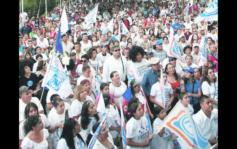 El candidato a gobernador Fernando Guzmán ha insistido en que seguirá en la carrera hasta el final de la contienda. ESPECIAL  /