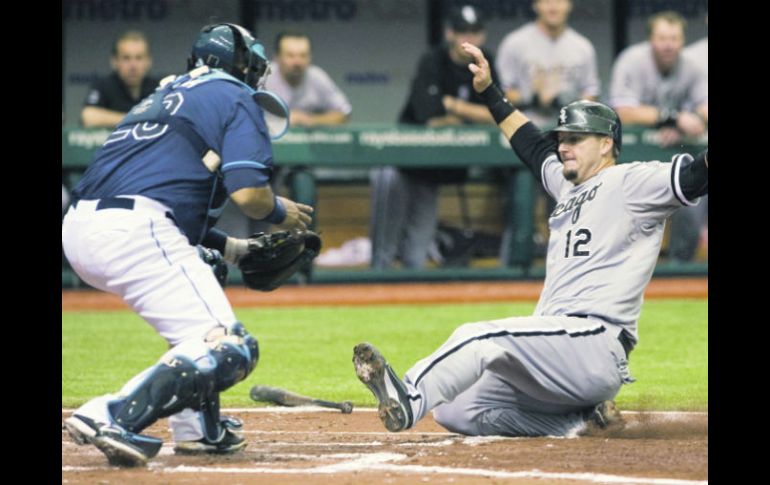 El catcher de los Medias Blancas de Chicago, A.J. Pierzynski,  se barre en home, lo que le permitió anotar el 3-1. REUTERS  /