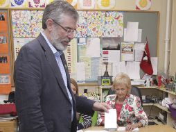 El líder del Sinn Fein, Gerry Adams, vota en un colegio electoral en Dundalk. EFE  /