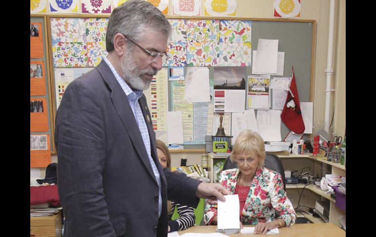 El líder del Sinn Fein, Gerry Adams, vota en un colegio electoral en Dundalk. EFE  /