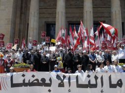 Manifestantes desde Líbano portestan contra la violencia en Siria.  EFE  /