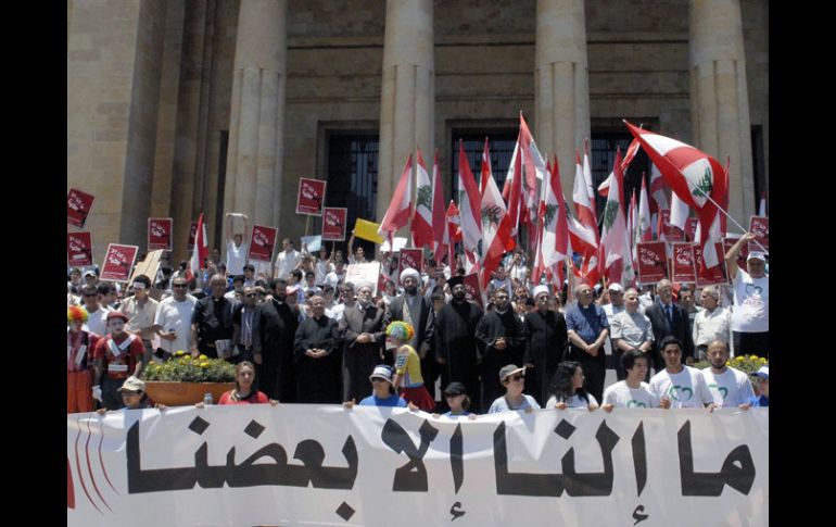 Manifestantes desde Líbano portestan contra la violencia en Siria.  EFE  /