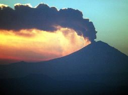 El volcán Popocatépetl emitió 13 exhalaciones de mediana intensidad en las últimas 24 horas. ARCHIVO  /