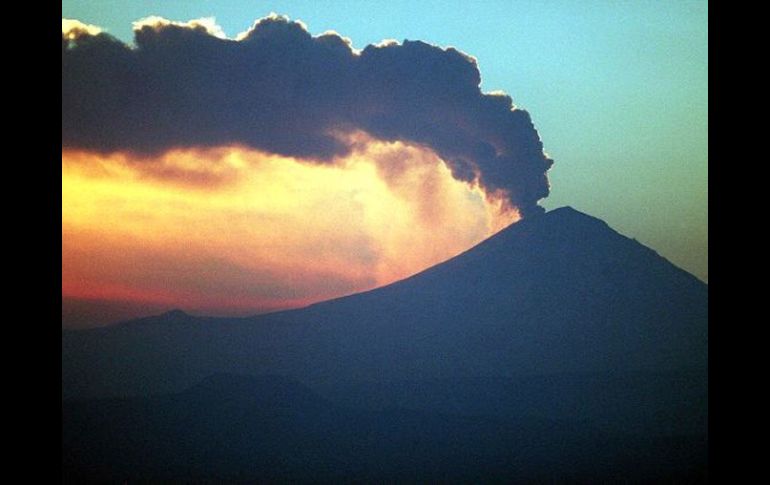 El volcán Popocatépetl emitió 13 exhalaciones de mediana intensidad en las últimas 24 horas. ARCHIVO  /