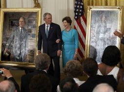 El ex presidente de EU, George W. Bush y su esposa Laura, en la ceremonio de develación de sus retratos oficiales. AP  /