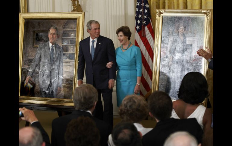 El ex presidente de EU, George W. Bush y su esposa Laura, en la ceremonio de develación de sus retratos oficiales. AP  /