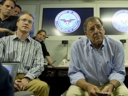 El Secretario de la Defensa de EU, Leon Panetta, habla con la prensa abordo del avión que lo transporta a Singapur. AFP  /