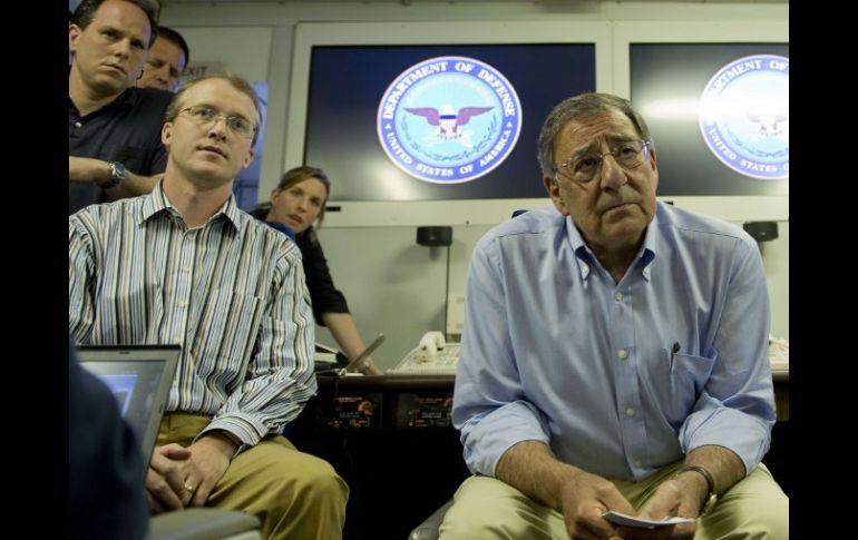 El Secretario de la Defensa de EU, Leon Panetta, habla con la prensa abordo del avión que lo transporta a Singapur. AFP  /