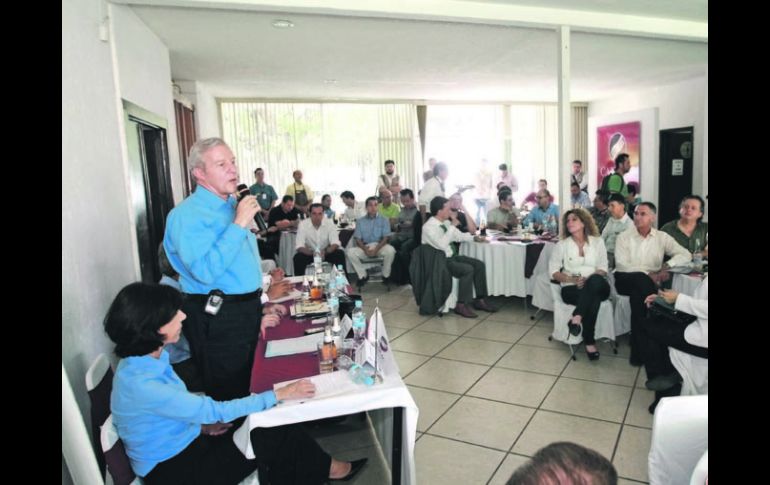 Fernando Guzmán se reunió ayer con el gremio restaurantero, ante quienes realizó varios compromisos en caso de llegar a la gubernatura.  /