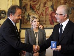 Fernando Botero y el presidente del senado Jean pierre Bel, durante la ceremonia de reconocimiento al artista. AFP  /