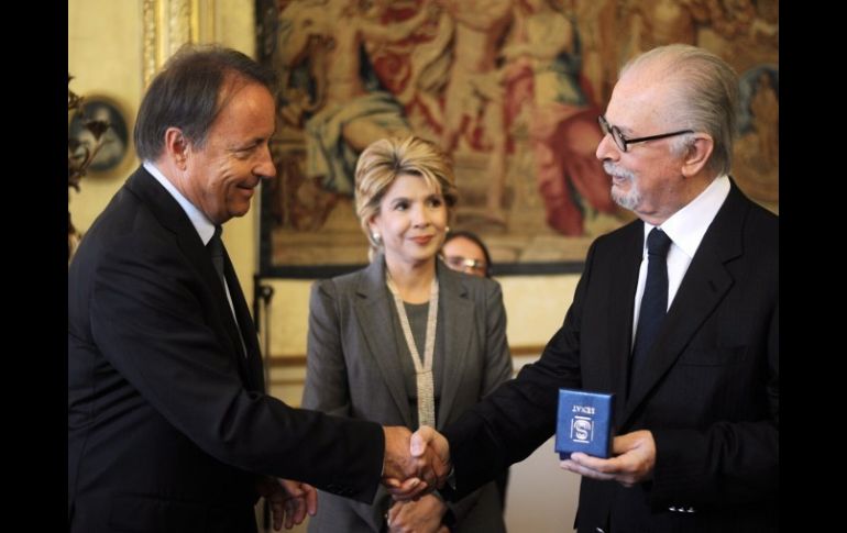 Fernando Botero y el presidente del senado Jean pierre Bel, durante la ceremonia de reconocimiento al artista. AFP  /