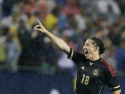 El 'Principito', que ya firmó con Valencia, durante su actuación de ayer con la Selección mexicana. REUTERS  /