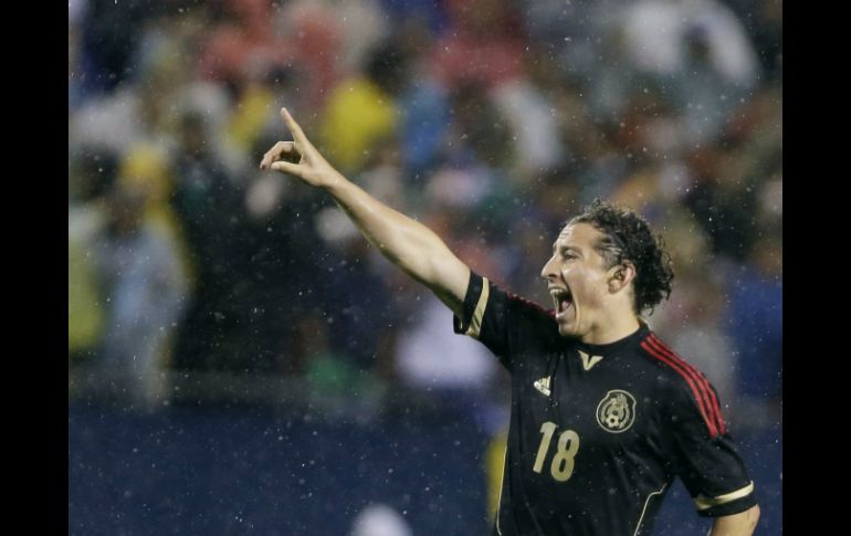 El 'Principito', que ya firmó con Valencia, durante su actuación de ayer con la Selección mexicana. REUTERS  /