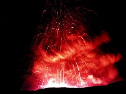 El volcán Popocatépetl continúa con su actividad y esta noche registró expulsión de material incandescente. NOTIMEX  /