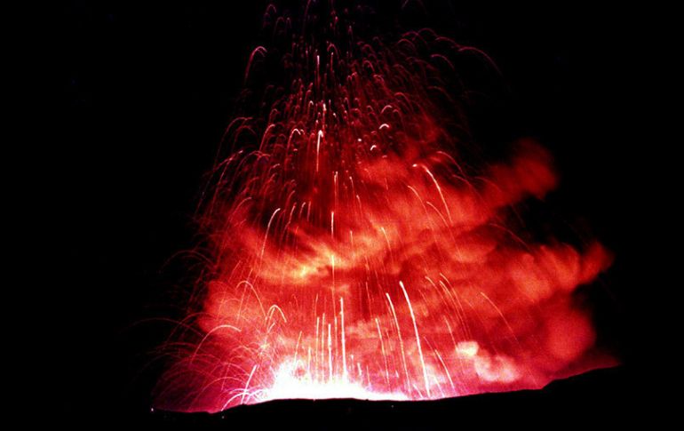 El volcán Popocatépetl continúa con su actividad y esta noche registró expulsión de material incandescente. NOTIMEX  /