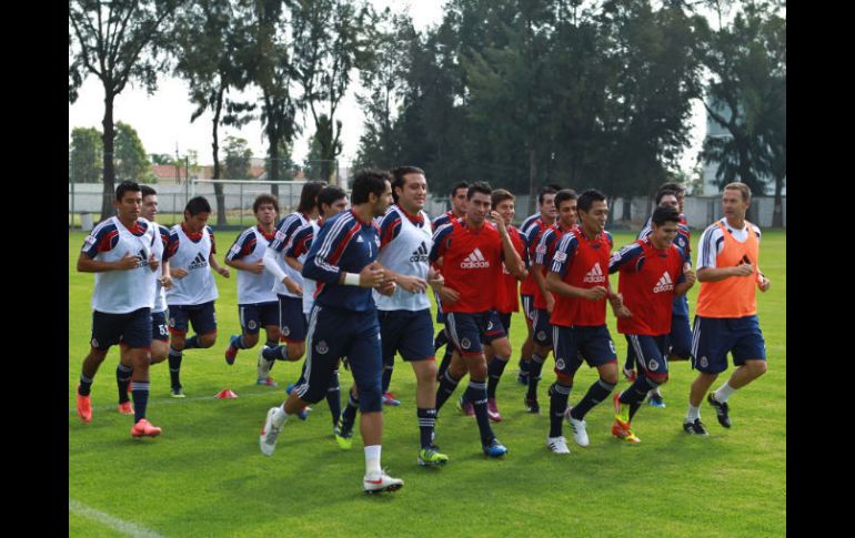 John Van't Schip (chaleco naranja a la derecha) dirigió su primera práctica este viernes.  /