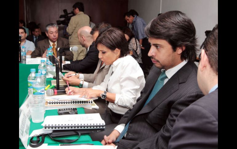 Víctor Hugo Bernal (corbata verde), acusado por conflicto de interés. ARCHIVO  /