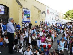 Alberto Cárdenas durante un mitin con vecinos de la colonia Oblatos. ESPECIAL  /