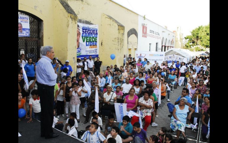 Alberto Cárdenas durante un mitin con vecinos de la colonia Oblatos. ESPECIAL  /