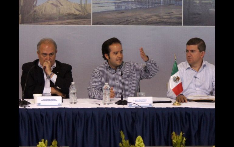 El secretario de Gobernación, Alejandro Poiré y el gobernador de Baja California José Guadalupe Osasuna. NTX  /