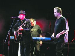 El ibérico Santiago Auserón (de sombrero) y José Fors durante la presentación de su nueva producción en el Teatro Diana.  /