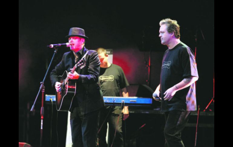 El ibérico Santiago Auserón (de sombrero) y José Fors durante la presentación de su nueva producción en el Teatro Diana.  /