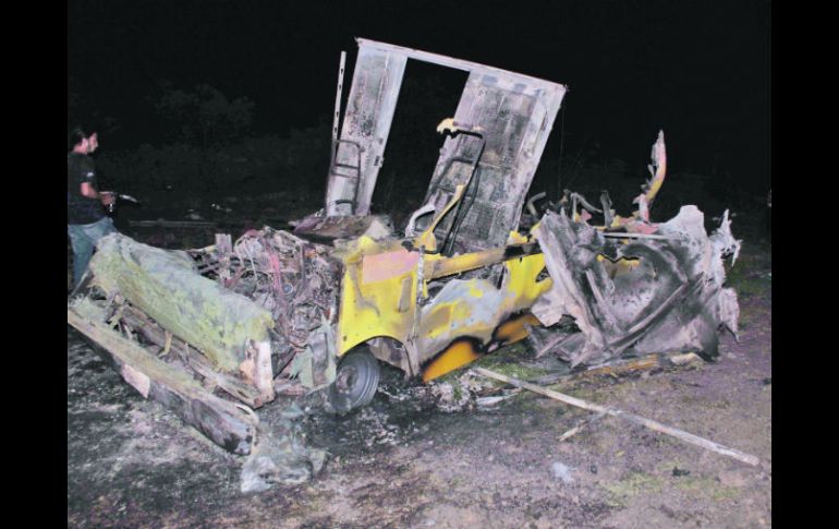 Así quedó la camioneta repartidora de productos de las PepsiCo que fue interceptada en la carretera Morelia-Pátzcuaro. EL UNIVERSAL  /