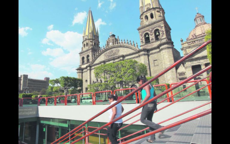 Entrada al centro comercial, abierto en 2006 como parte de una estrategia para eliminar el comercio ambulante en el primer cuadro.  /