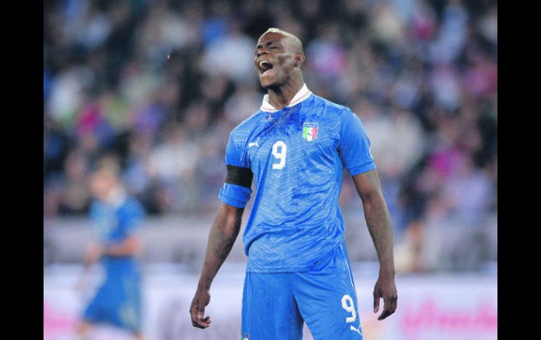 Mario Balotelli tuvo pocas oportunidades en el ataque italiano. AFP  /