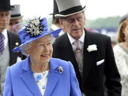 La reina Isabel II de Inglaterra (c), acompañada de su esposo, el príncipe Felipe (d), llega al hipódromo de Epsom. EFE  /