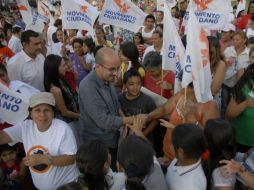 Ismael del Toro durante su encuentro con vecinos de Tlajomulco. ESPECIAL  /