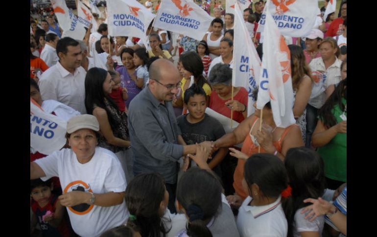 Ismael del Toro durante su encuentro con vecinos de Tlajomulco. ESPECIAL  /