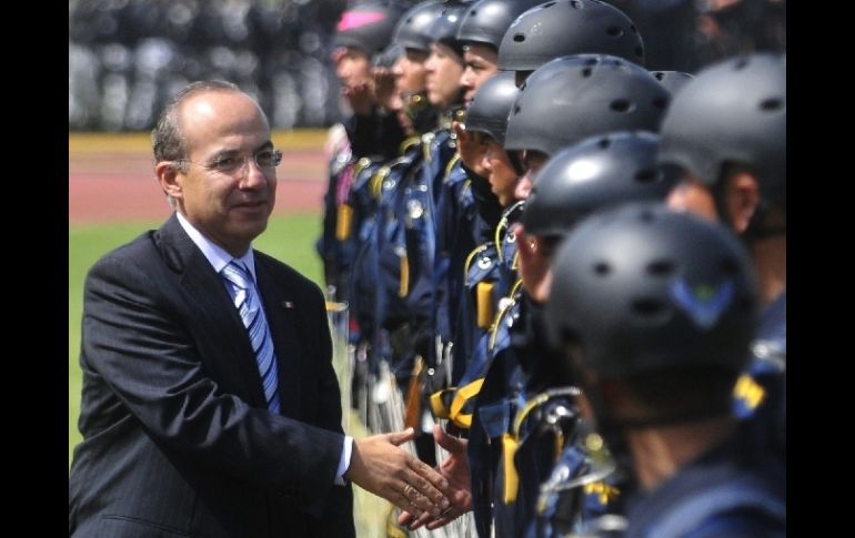 Calderón Hinojosa encabezó la ceremonia del Día del Policía. EFE  /