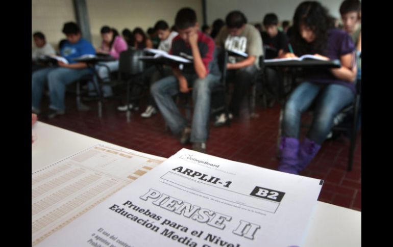 Casi 35 mil alumnos de Jalisco esperan ingresar en el bachillerato de la UdeG, aprobando el examen Piense II. ARCHIVO  /