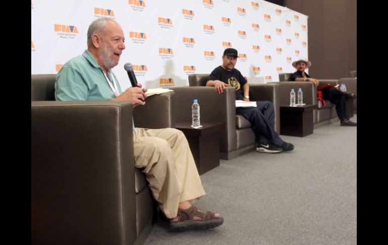 Freddy Ginebra (i), Eduardo Meneses y Roco durante el panel 'Desarrollo Social y Música' en la FIM.  /