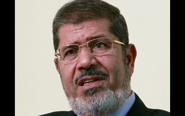 Tras su triunfo en la primera ronda, Mursi trata de atraer el voto de los revolucionarios. REUTERS  /