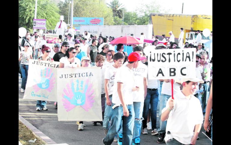 PROTESTA PACÍFICA. Los manifestantes eran miembros del grupo Manos Unidas por Nuestros Hijos. EL UNIVERSAL  /