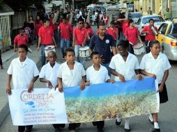 Escolares participan en la celebración del Dia Internacional de los Océanos en Roatán. EFE  /