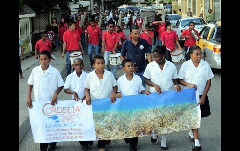 Escolares participan en la celebración del Dia Internacional de los Océanos en Roatán. EFE  /