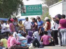 Mestros de la Sección 22 del SNTE realizan bloqueos en los principales cruceros viales de la ciudad de Oaxaca. NTX  /