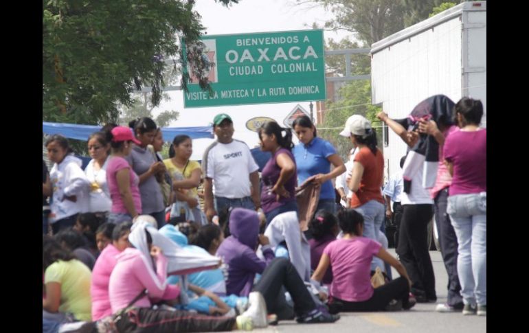 Mestros de la Sección 22 del SNTE realizan bloqueos en los principales cruceros viales de la ciudad de Oaxaca. NTX  /