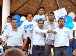 Sergio Silva (al centro, fila baja) escuchó las peticiones del sector campesino de Toluquilla. ESPECIAL  /