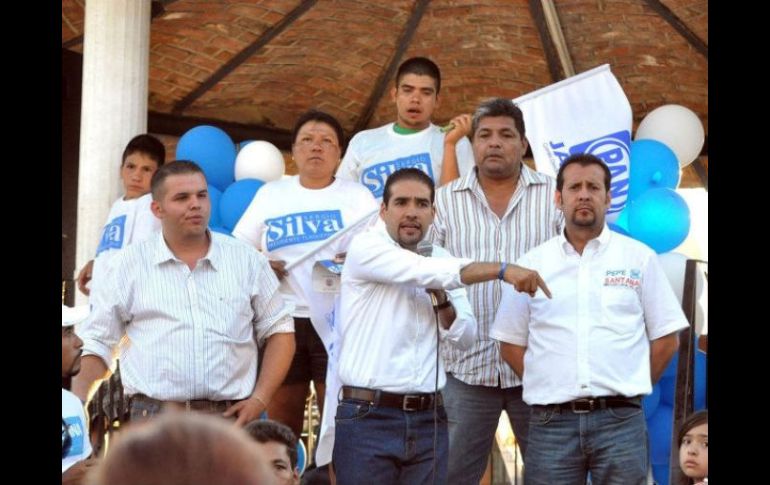 Sergio Silva (al centro, fila baja) escuchó las peticiones del sector campesino de Toluquilla. ESPECIAL  /