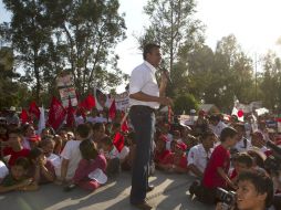 Héctor Robles, durante su discurso en la colonia Tabachines, el día de ayer. ESPECIAL  /