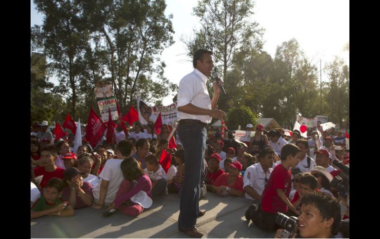 Héctor Robles, durante su discurso en la colonia Tabachines, el día de ayer. ESPECIAL  /