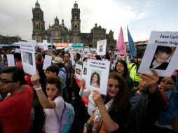 Manifestantes portan imágenes de las víctimas del incendio en la guardería ABC, de Hermosillo, en el Zócalo capitalino. AP  /