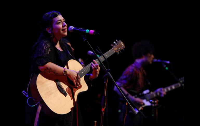 En la imagen Carla Morrison en el concierto de clausura del FIM, donde cantaron también Andrea Echeverri y Camila Moreno.  /