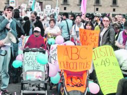 PROTESTA. Cientos de personas mostraron solidaridad con los padres afectados. EL UNIVERSAL  /