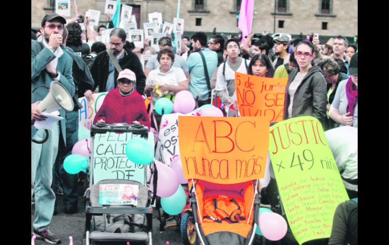 PROTESTA. Cientos de personas mostraron solidaridad con los padres afectados. EL UNIVERSAL  /